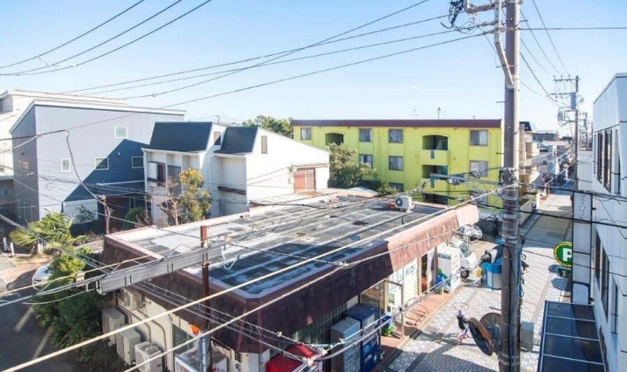 目線を上げると青々とした空を望める眺望です。爽やかな青空を見ながら解放感を味わい、ほっと一息つけそうです。