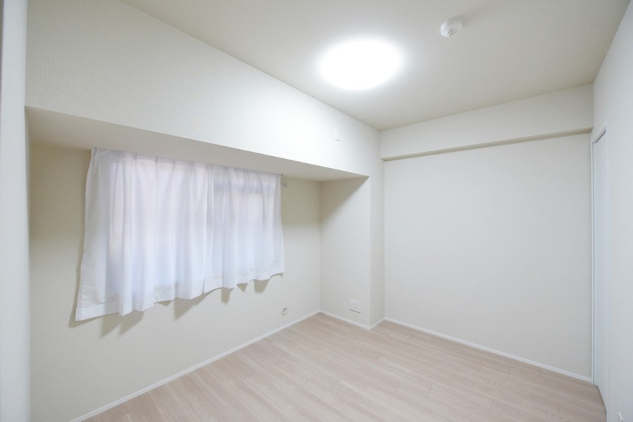 洋室2（約6.0帖）は専用ポーチに向いた大き目の窓から穏やかな光を取り入れています。シンプルな内装に仕上げていますので、お好みのインテリアや小物で自在に空間を演出できます。