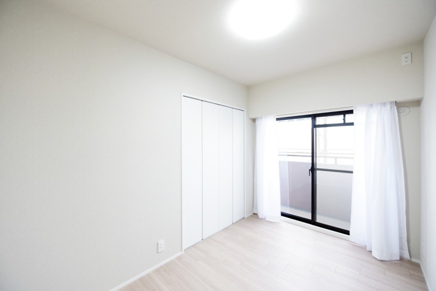 洋室3（約5.0帖）はバルコニーに面した西側のお部屋です。凹凸もなく、家具の配置もしやすい形です。課題や趣味、またはお仕事など自分の時間に集中出来るスペースです。
