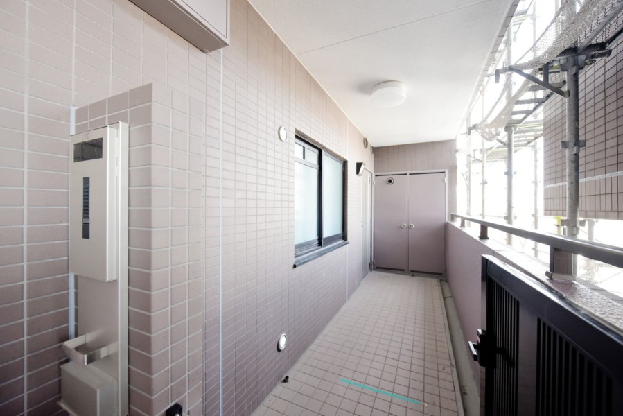 玄関前には収納庫付のゆったりとしたポーチがあります。角部屋であり、更に玄関前のポーチがあることでお部屋の独立性を高め、プライバシーを保ってくれます。