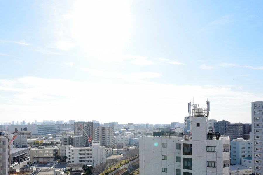14階建て12階部分の南西角住戸ですので、陽当たり・眺望・通風良好です。前面を遮る建物も無く、晴れた日には大きな青い空と遠く生駒山まで見渡せる爽快な眺めが広がります。大きく伸びをしたくなるような眺望です。