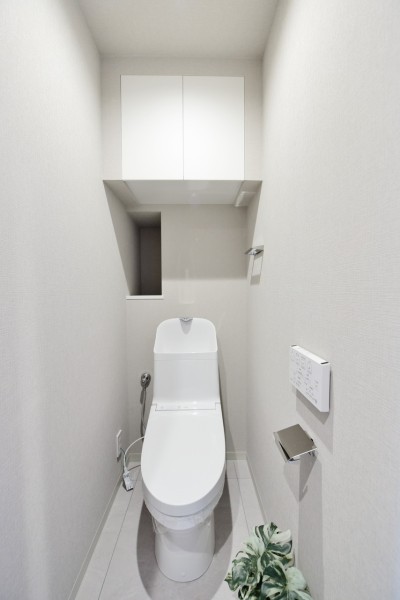 TOTO製ウォシュレット一体型のトイレ新規交換済みです。お手入れ楽々、汚れが付きにくい素材を使用していますので、いつも清潔な空間を保てます。吊戸棚設置で収納に便利です。