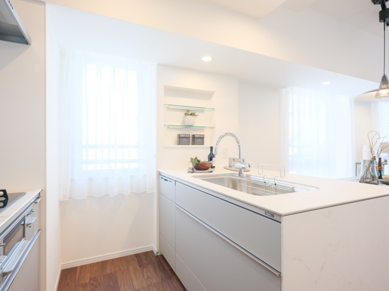 窓からの日を取り込む明るいキッチンです。窓からの日を取り込む明るいキッチンです。住まいと暮らしにフィットするデザイン性とインテリアの一部のようなLIXIL製のオープンキッチンは、機能性を兼ね備えています。