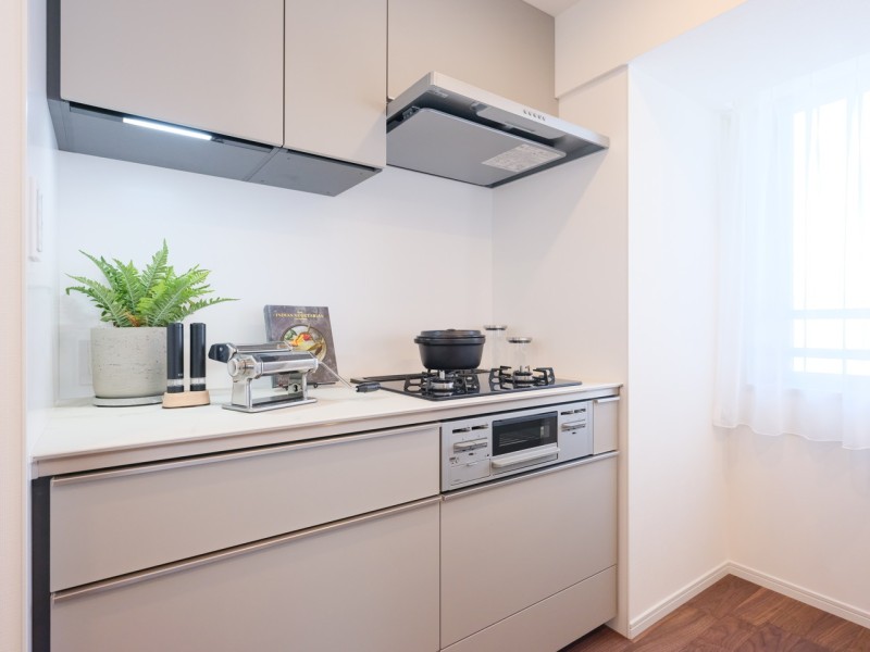 ガスコンロは壁側を向いているので、お手入れもラクラク◎収納豊富、作業スペースが広くとられ綺麗なキッチンを保てます。