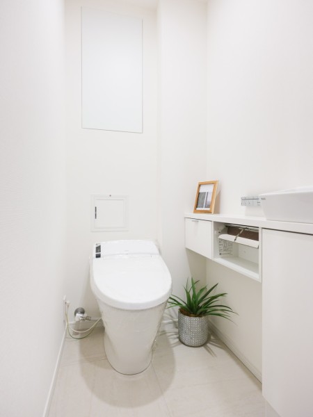 LIXIL製洗浄便座付トイレを新規設置。レストルームも上品さが宿る安らぎのスペースに仕上がりました。手洗い場とカウンターを設置、清潔感と使いやすさを考慮した空間です。