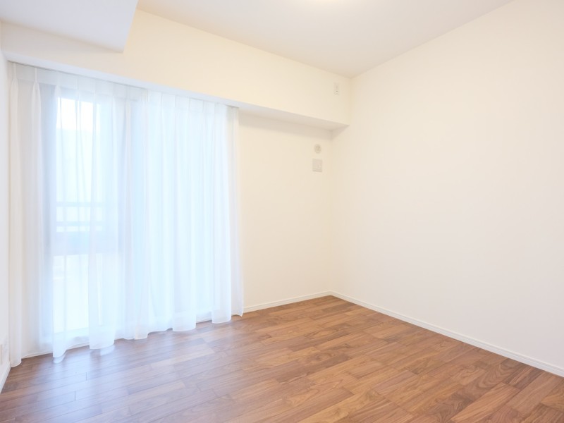 爽やかな朝日が差し込む東向きの洋室1は寝室にぴったりのお部屋です。毎朝訪れる朝日で気持ちよの良い目覚めが日常になりそうです。