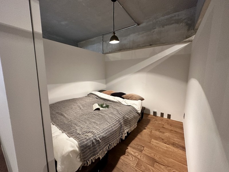 寝室としての利用を想定している洋室です。部屋の壁を天井まで作っていないので、抜け感があり3.5帖の表記より広く感じられます。