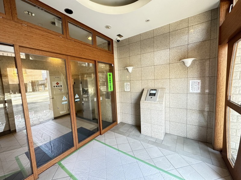 オートロック、宅配ボックス完備です。木と石の素材の良さが融合した、明るく雰囲気の良いデザインのエントランスです。JR玉造駅徒歩5分の便利な立地、近隣には公園なども複数あり子育てにもおすすめです。