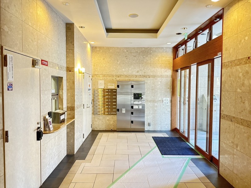 JR環状線・地下鉄長堀鶴見緑地線へアクセス便利な立地です。近隣には玉造商店街があり、毎日のお買い物も便利です。医療機関も複数あり、住みやすい住環境が魅力です。