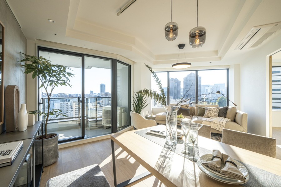 大きな窓からたっぷりの光が差し込み、開放的なリビングダイニングです。リュクスな暮らしが叶うリビングは木の温もりと上質感を味わえるお部屋です。