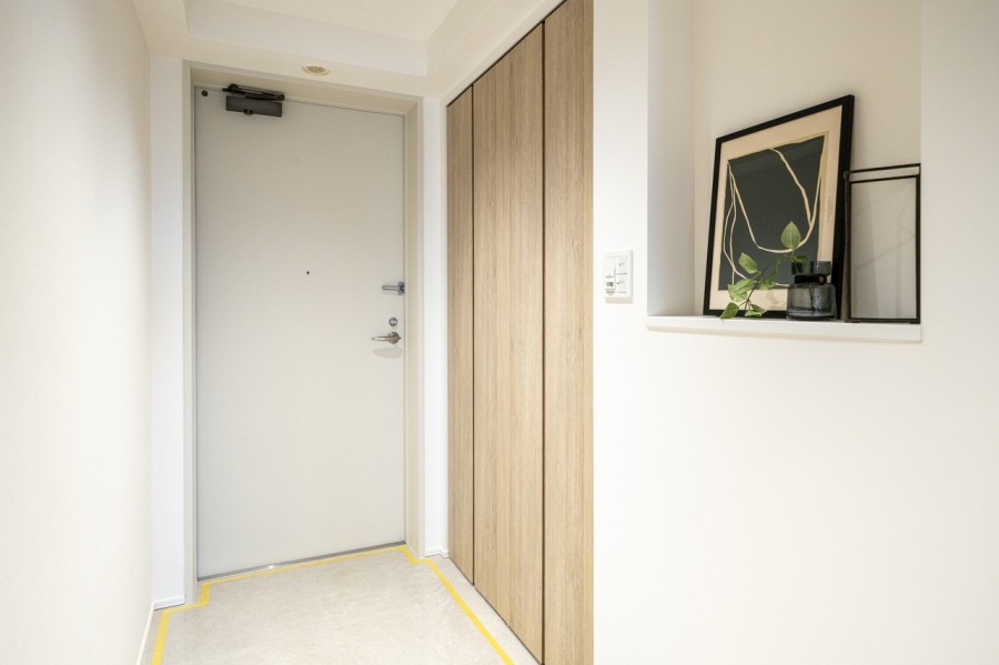 高級感漂う玄関ホールです。玄関には頼もしい収納力をもつシューズインクローゼットを備え付けました。玄関をすっきり綺麗に保てます。