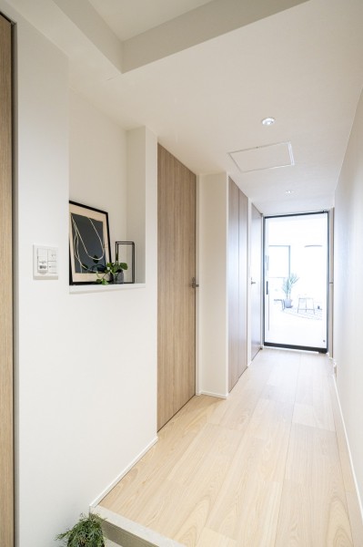 ダイニングからの光を取り込んだ明るい廊下部分です。大切なご家族の「ただいま」「おかえり」が行き交う心温まる空間です。