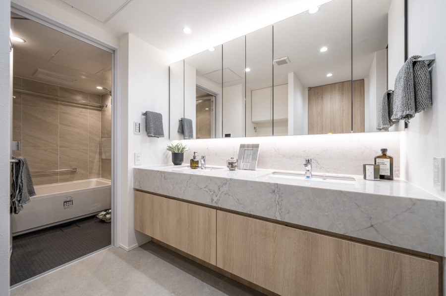 洗面化粧台にはまるでホテルのようなダブルボウルデザインを採用しました。大きな鏡面と収納も豊富に備え付け、朝の身支度を整える時間もご家族で取り合うことなく広々とお使いいただけますね。