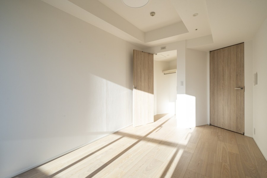 洋室1はリビングから一番遠く、プライベート性が高いお部屋です。ウォークインクローゼット付きで居室部分を広々とお使いいただけるので、主寝室にぴったりです。