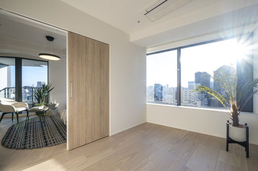 リビングに隣接した洋室2です。明るい自然光が注がれます。のびやかな空間の中で、ほっと一息つけるやすらぎの時間が流れます。