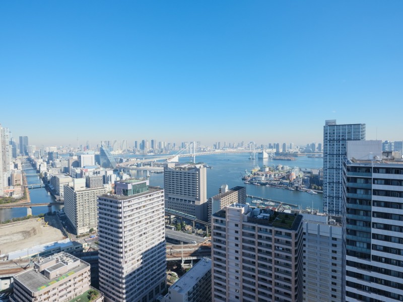 大きな空の先には「レインボーブリッジ」を望み、都会暮らしを満喫できそうです♪凛とした水の潤いとともに開放感が溢れる眺めを堪能できるお部屋です。