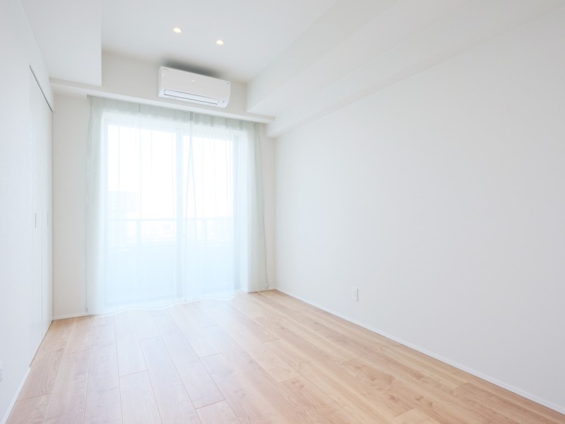 爽やかな朝日が差し込む東向きの洋室1です。心地よい素材感を活かし、ぬくもりが感じられるナチュラルテイストな住空間です。