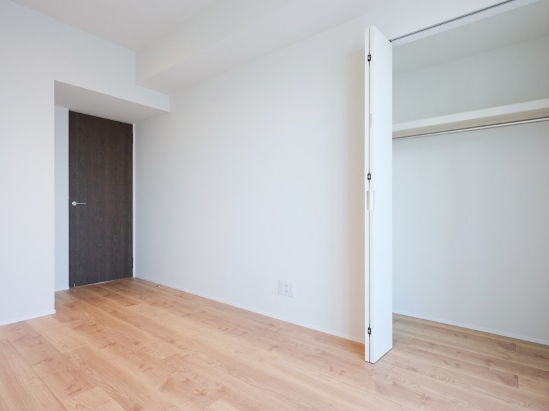 約7.5帖の洋室1は主寝室にぴったりなお部屋です。ゆとりのある空間の中で、快適なプライベート時間をお過ごしいただけます。クローゼットが備え付けなので、スッキリとしたお部屋を保つことができそうです。