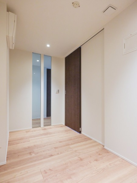 サービスルームは収納スペースとしても、ワークスペースとしても活躍しそうなユーティリティな空間です。コレクションルームや作業部屋などに活躍できそうなお部屋です。