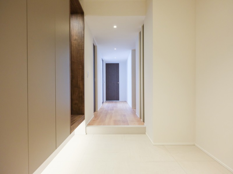 ゆったりとスペースのひらけた玄関ですので、荷物があっても安心して出入りができます。大容量のシューズボックスを備え付けたので、毎日すっきりした玄関を保てます。