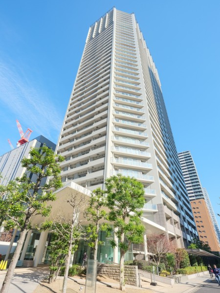 充実の共用施設・上質なサービスを備えた総戸数590戸の高級タワーマンションです。地上40階建ての透明感溢れるフォルムは、いつの時代も輝きを失わない洗練された佇まいです。