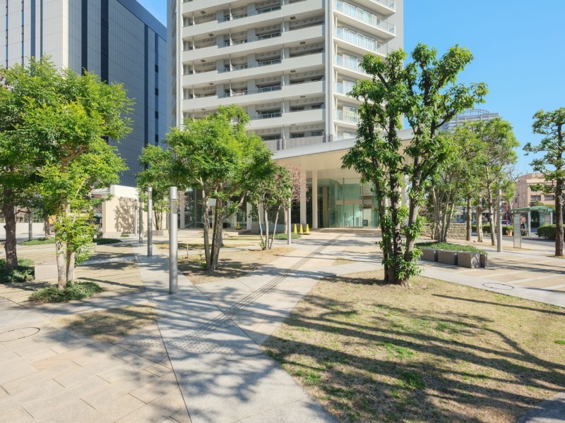 植栽の緑が心地の良さを演出する共有部が、明日への活力を与えてくれるマンションです。堂々たる趣の中に自然の潤いも感じる外観は、住まう方が描く理想のライフステージを実現させます。