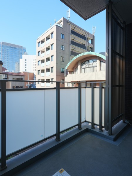 リビングダイニングに隣接したバルコニーです。物干し金物付き、天気の良い日には洗濯物がしっかりと乾きそうです。