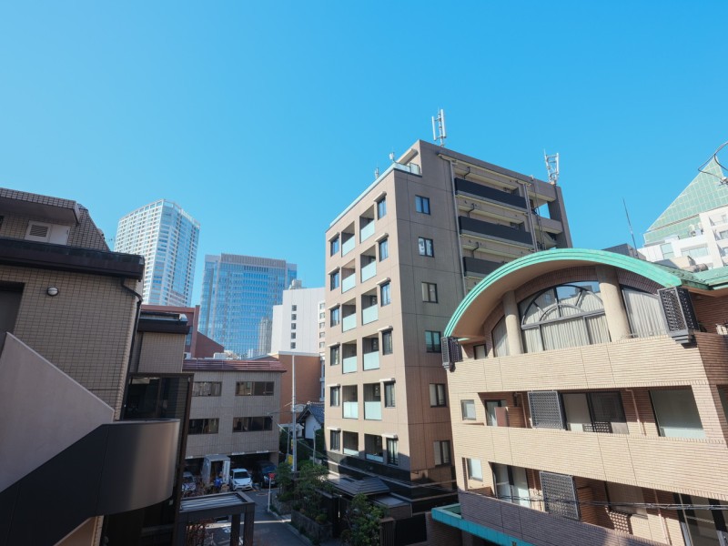 バルコニーからの眺望です。見上げると青々とした空を望むことができます。だんだんと変わっていく空の色を愉しみリフレッシュするのも良さそうです。