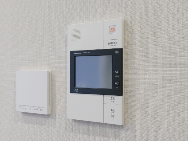 ◆TVモニター付インターホン◆訪ねてきた相手をモニター越しに確認でき、防犯対策に役立ちます。インターホン越しに話をすることが可能です。
