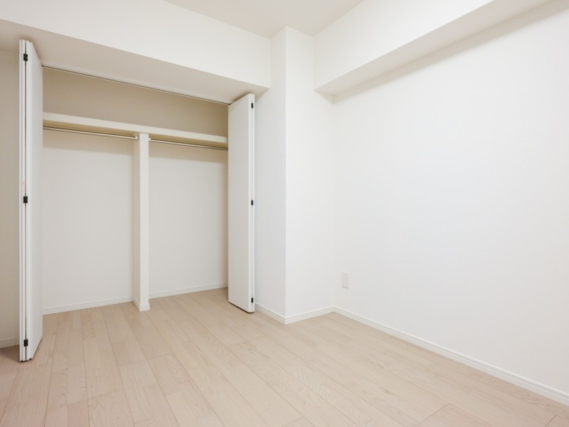 洋室2(約4.5帖)は、ワークスペースとしてお使いいただいたり、クローゼットがあるので収納部屋としてもお使いいただけます。