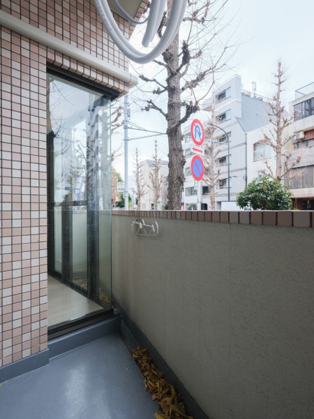 南西向きでお部屋に心地の良い光を届けるバルコニーです。物干し金物付きです。