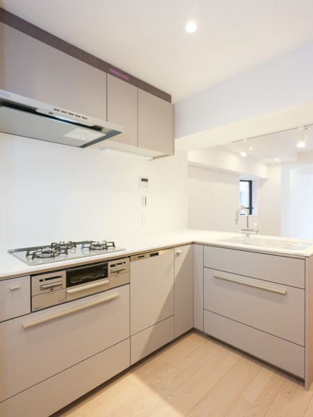 L字型で調理のしやすい、トクラス製キッチンを新しく設置しました。ふたつのキャビネットや上部の吊戸棚など大容量収納です。