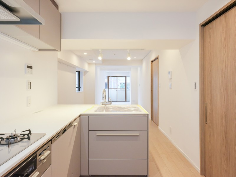 お部屋の雰囲気に溶け込むキッチンは、住まいと暮らしにフィットするデザイン性と機能性を兼ね備えています。食器洗浄機を搭載しています。