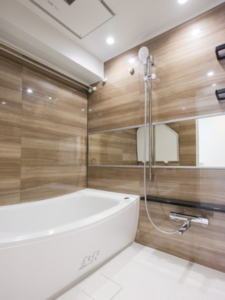 美しいカーブと全身を包み込むような入浴感が特長の浴槽を新規設置しました。木目調のパネルが、くつろぎと高級感を醸し出します。