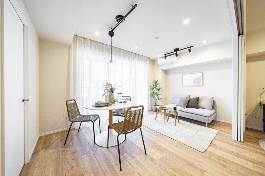 窓からたっぷりと自然光が注がれるリビングダイニングです。ピクチャーレールを設置したので、壁を傷つける心配なくお気に入りのアートやグリーンを飾りインテリアを楽しめます。