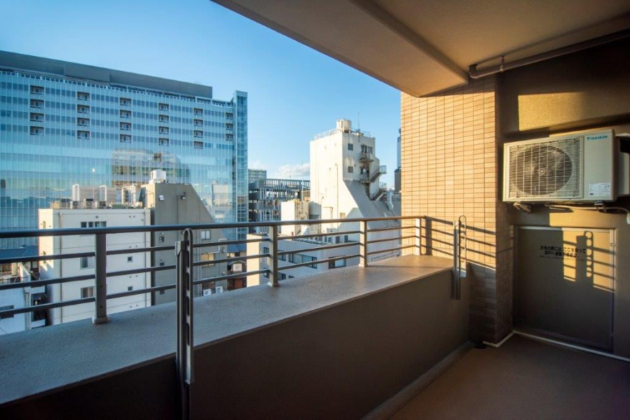 西向きのバルコニーでお部屋の中に優しい光と風を運んでくれます。