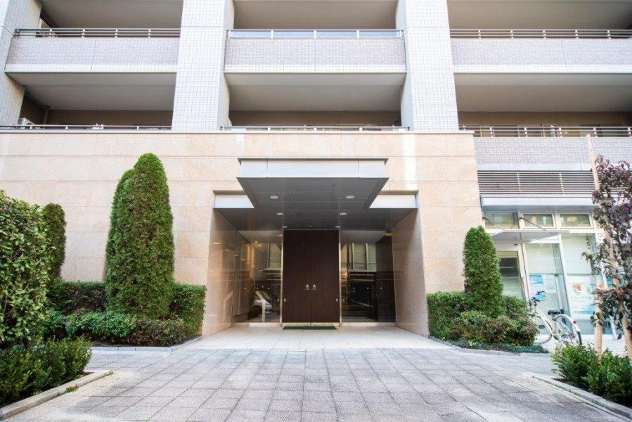 スタイリッシュに加え質感があり機能的でもあるエントランスは邸宅へ導くアプローチが気分を高めてくれます。オートロック付きなのでセキュリティ面も安心ですね。