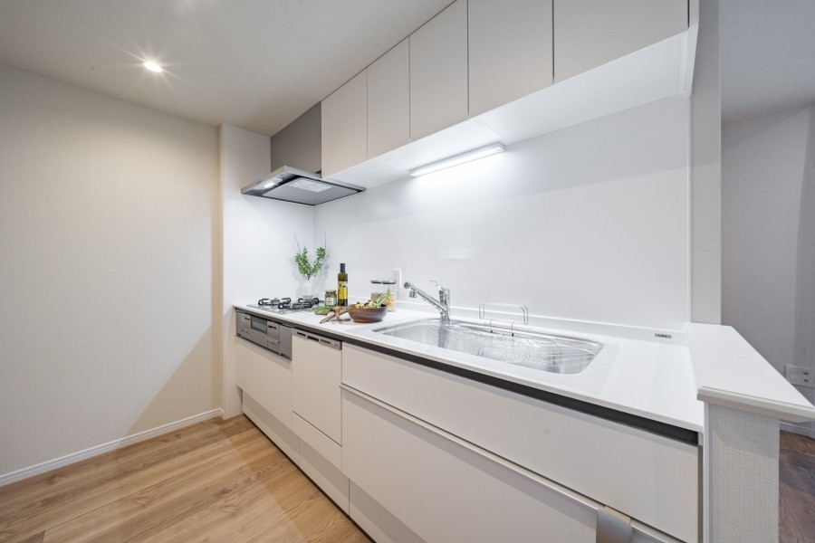 収納豊富で作業スペースもゆったりとしたLIXIL製システムキッチンを新規設置。ホワイトの清潔感あるキッチンです。