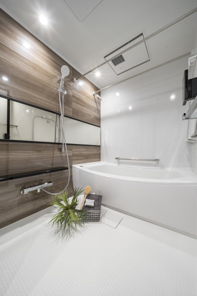 木目調のパネルがくつろぎと高級感を醸し出します。浴室をより広く見せる効果がある横長ミラーを採用。くつろぎのリラクゼーションタイムを心行くまでお楽しみいただけます。