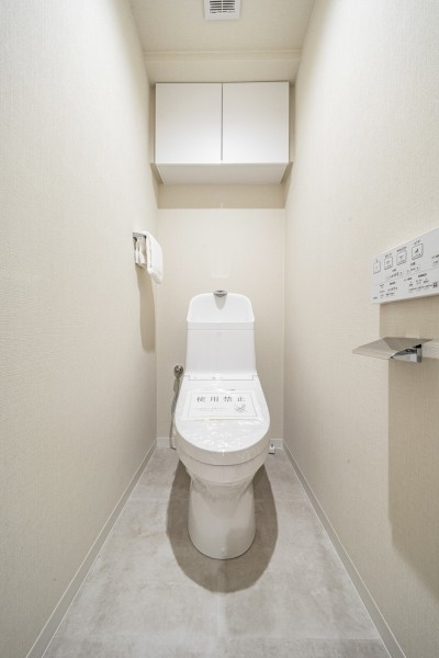 TOTO製ウォシュレット一体型のトイレは、お掃除の手助けをしてくれる便利機能が搭載されています。