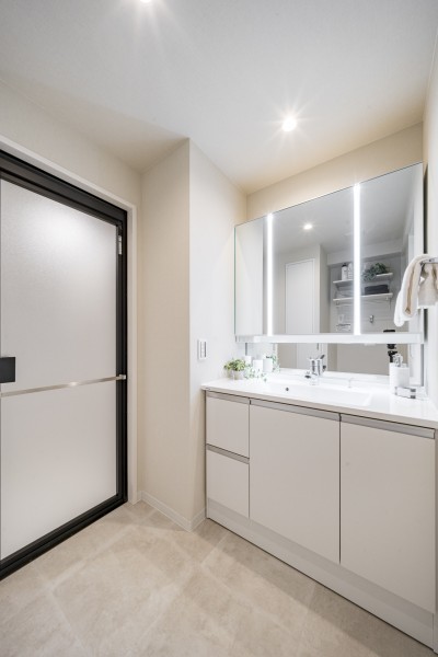 空間に美しく溶け込む白を基調とした清潔感漂う洗面化粧台です。豊かな洗面空間での暮らしを、毎日お楽しみいただけます。