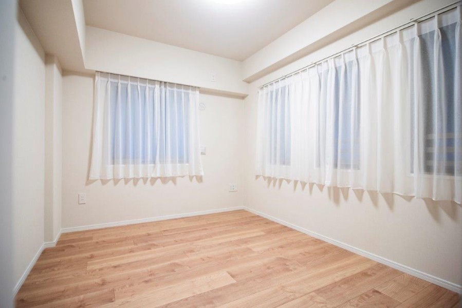 二面採光の洋室2です。クローゼットが備え付けなので、スッキリしたお部屋を保てます。