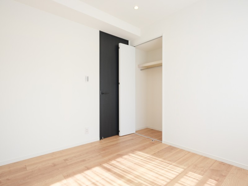 使い勝手の良いサービスルームです。シンプルな色味と素材を採用し、幅広いインテリアと調和する内装に仕上げました。