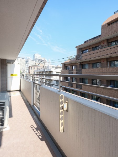 陽当たり良好なバルコニーです。開放感があり晴れた日には洗濯物がしっかり乾きそうです♪リフレッシュスペースにどうぞ！