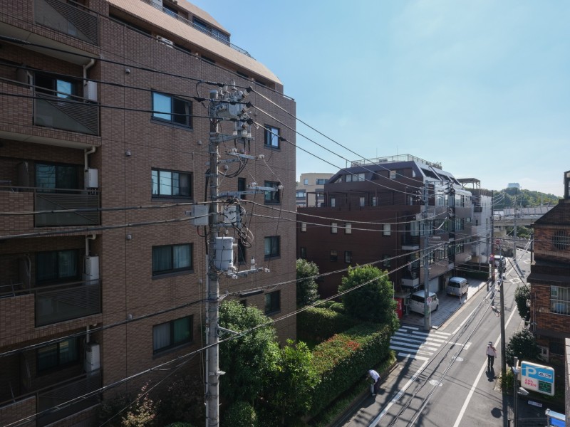 バルコニーからの眺望です。思わずほっと一息ついてしまうほどの開放的な青空やだんだんと変わっていく空の色を愉しめます。