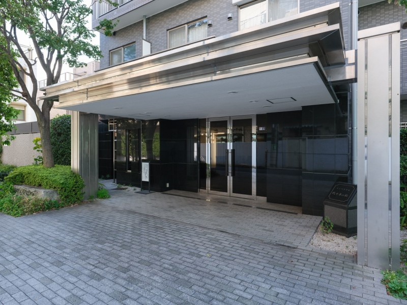 植栽の緑が心地の良さを演出するエントランスです。お手入れが行き届いた綺麗な共用部が、安らぎに満ちた暮らしへ誘います。