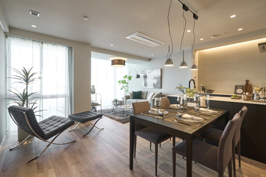 約18.9帖のゆとりあるLDKです。よりいっそう開放感を演出する大きな窓からは、柔らかな自然光が差し込み心地よい時間が流れます。木の温もりと上質感を味わえるお部屋です。