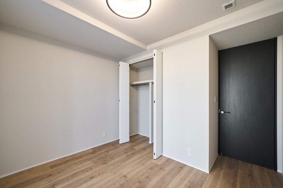 洋室2はバルコニーに接続する開放空間です。温かな光が入りこみます。凹凸の少ない空間なので家具の配置しやすさは◎。