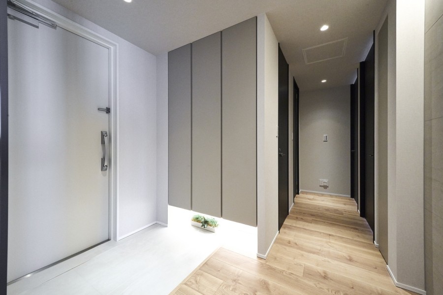 フットライトが足元を温かく照らし、白を基調に爽やかな空間を演出します。ゆとりがある空間なので、キャリーケースなど大きいお荷物の移動も快適です。