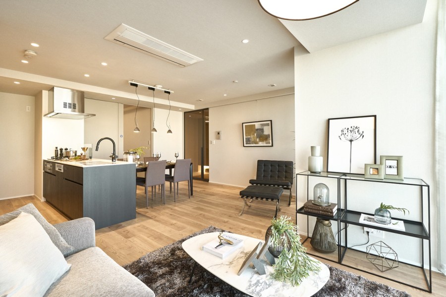 ピクチャーレールを設置したので壁を傷つける心配なくお気に入りのアートやグリーンを飾りインテリアを楽しめます。